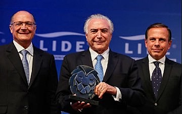 Pré-candidatos às eleições, os tucanos Alckmin e Doria perdem eleitorado por causa do apoio que dão a Temer.