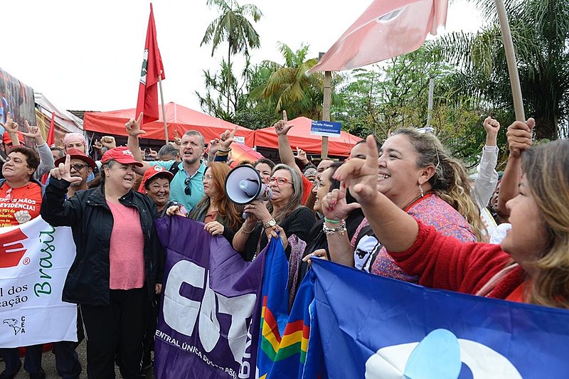 Mulheres participam do ato de ''bom dia presidente Lula''. Vigília Lula Livre completou 356 dias de resistência nesta quinta-feira (28)