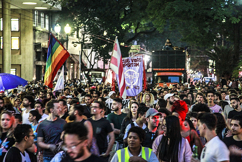 Marcha passa pela Avenida São João; milhares de pessoas acompanham as intervenções artísticas e falas políticas durante trajeto