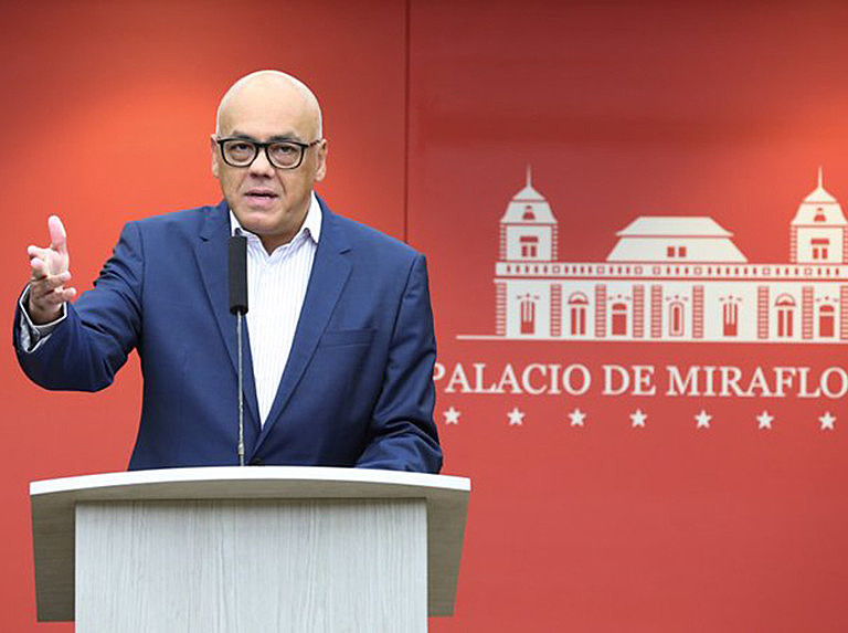 Ministro Jorge Rodríguez divulgou, em rede nacional, provas da venda ilegal de armas por homens ligados ao líder opositor Juan Guaidó