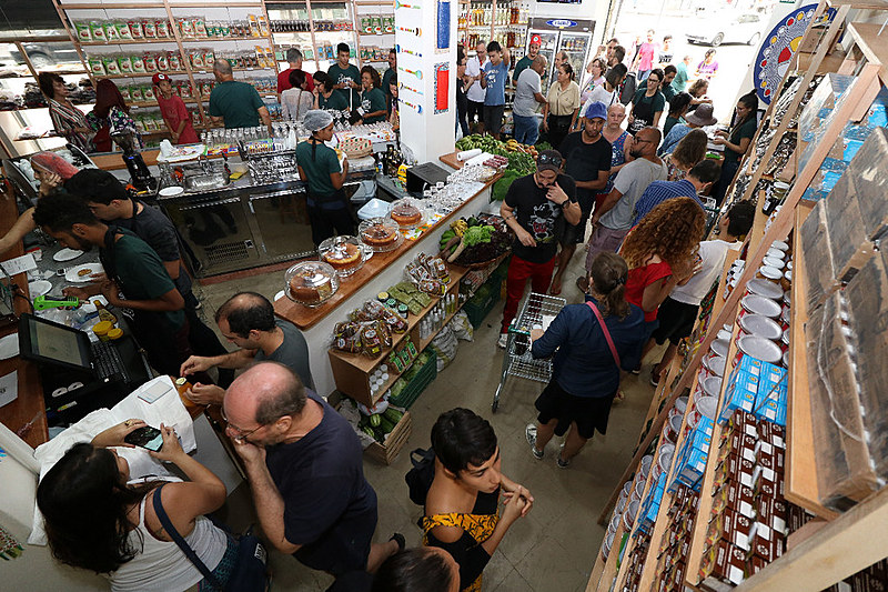 Durante a inauguração, as prateleiras lotadas colocaram em evidência a diversidade da produção do MST