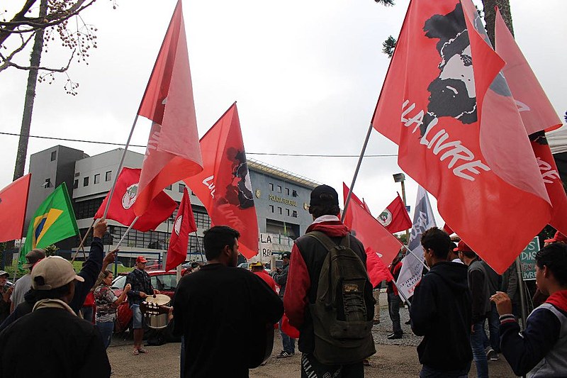 Membros da Vigília Lula Livre, em Curitiba (PR), relembram os 23 anos do massacre de Eldorado dos Carajás, nesta quarta-feira (17)
