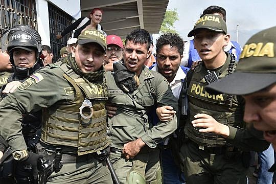 Policiais colombianos escoltam a desertor da Força Armada Nacional Bolivariana em Cúcuta, no dia 23 de fevereiro