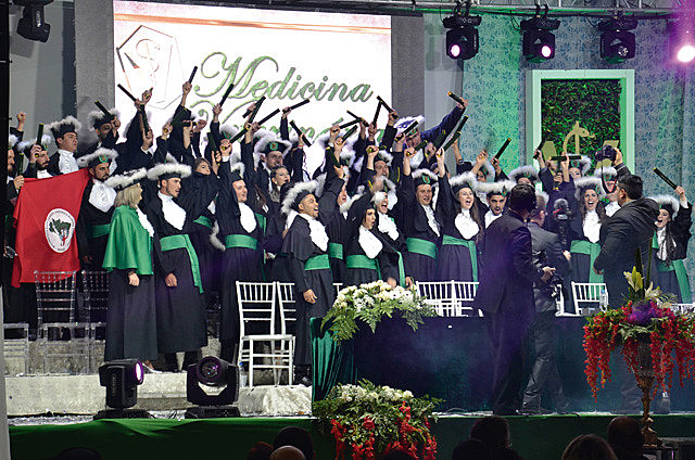 Festa na hora do diploma depois de cinco anos sem repetir matéria