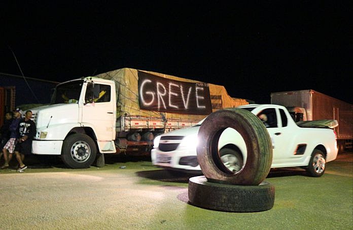 Greve do caminhoneiros para baixar preço dos combustíveis bloqueia estradas e avenidas na Paraíba