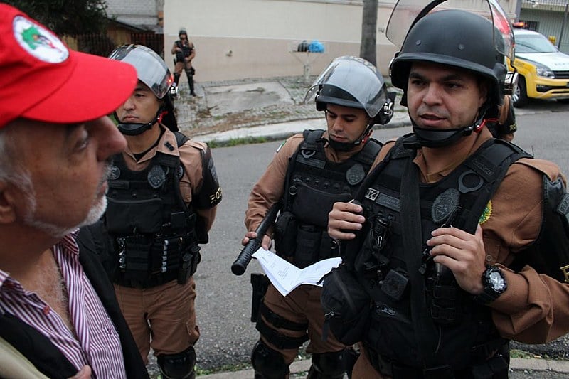 Policiais fazem ameaças em frente à PF