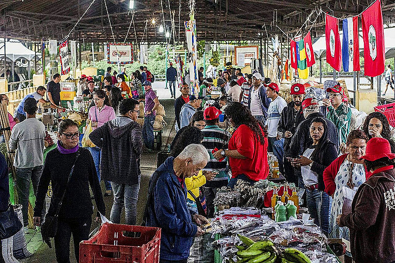 Produtores na Feira da Reforma Agrária