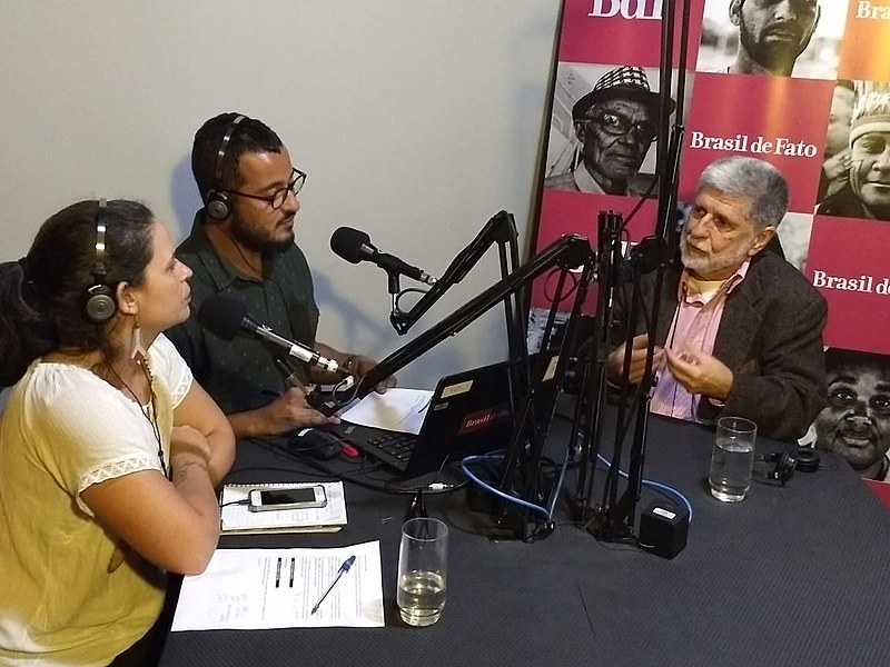 A estreia do programa também traz uma entrevista exclusiva com o cantor e compositor Tom Zé