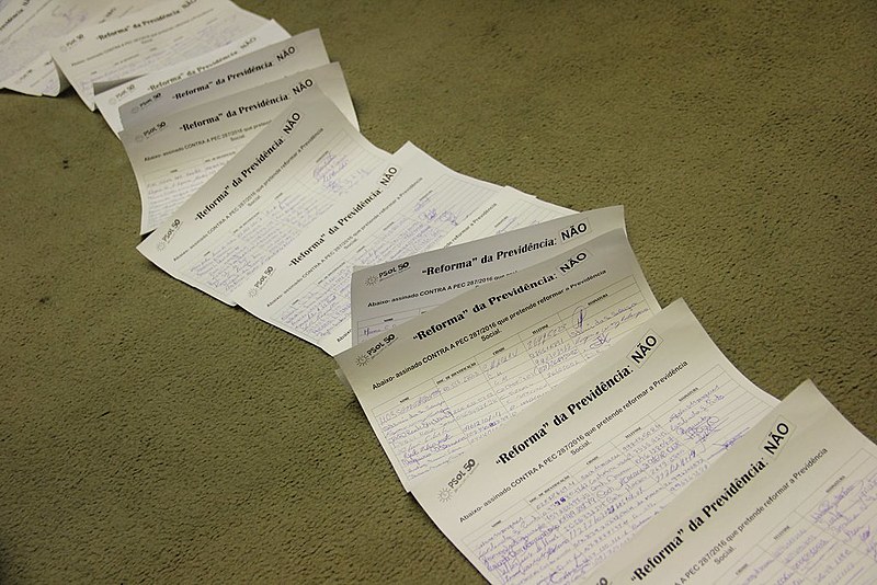 Durante sessão de abertura do ano legislativo, Psol recebeu governo com "tapete" composto por folhas de um abaixo-assinado contra a reforma