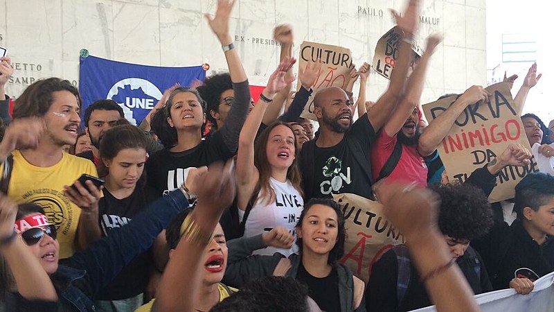 Em jogral, ao saírem da Câmara, os ocupantes convocaram a população para se somar às mobilizações.