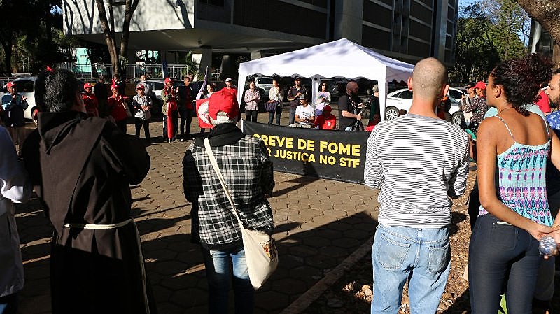 Celebração Religiosa contra a fome e pela volta da democracia é realizada em frente à casa de ministro do STF