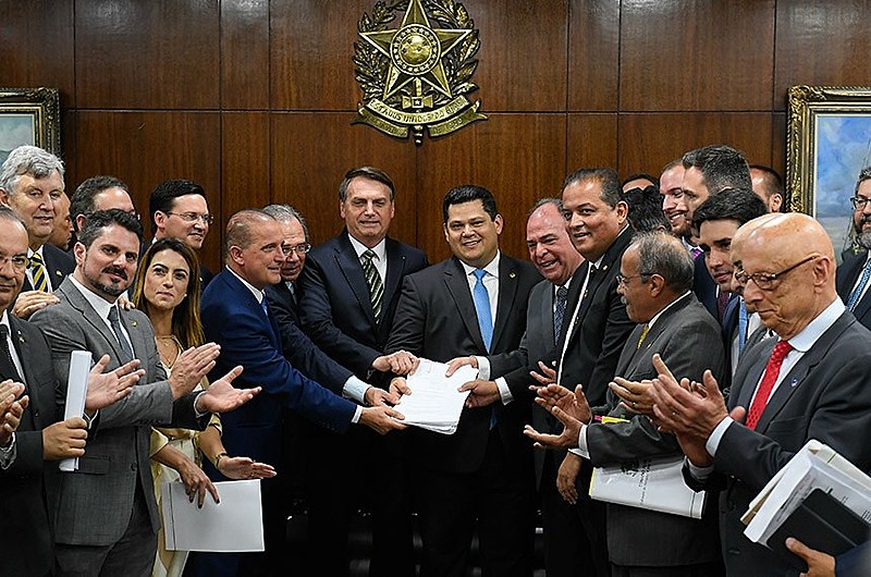 PECs que estão no pacote de medidas proposto por Bolsonaro foram apresentadas na terça-feira (5) ao Congresso