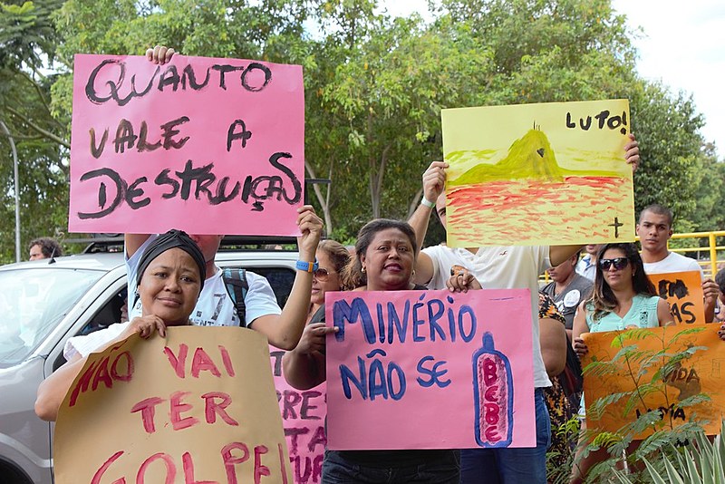 Com cartazes, manifestantes criticam o modelo de mineração em curso no Brasil