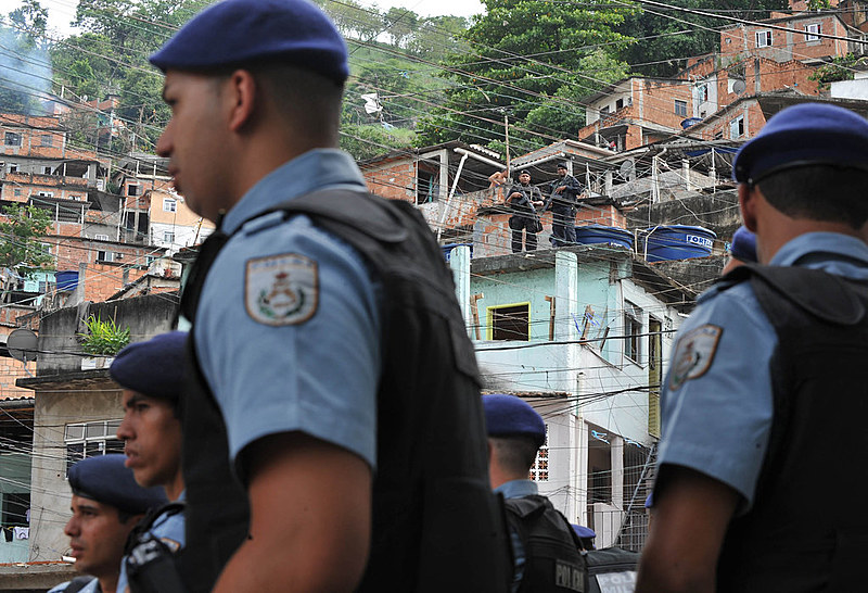 Ações policiais são responsáveis por maioria das mortes por assassinato nas favelas, diz relatório