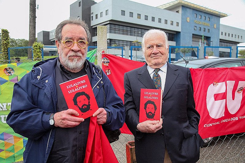 Os jornalistas Mino Carta e Fernando Morais, que visitaram Lula durante a ditadura, foram impedidos de ver o ex-presidente nesta quinta