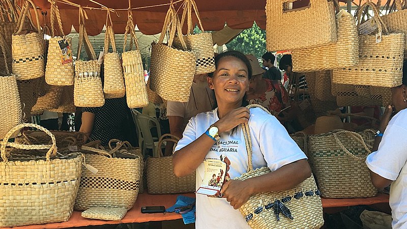 Vasos de argila, bolsas de palha e esteiras são importantes fontes de renda