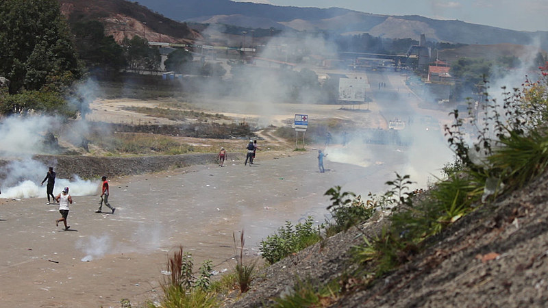 Bombas de gás foram lançadas pelo exército venezuelano após horas de protesto de opositores