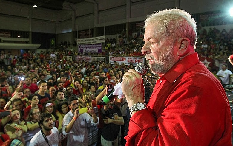 O ex-presidente Luiz Inácio Lula da Silva discursou para um público com presença significativa de jovens