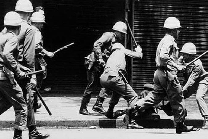 Canalha é pouco para quem festeja a tortura e a morte de homens e mulheres indefesos.