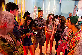 Na foto, Aly conversa com elenco jovem antes de rodar a cena