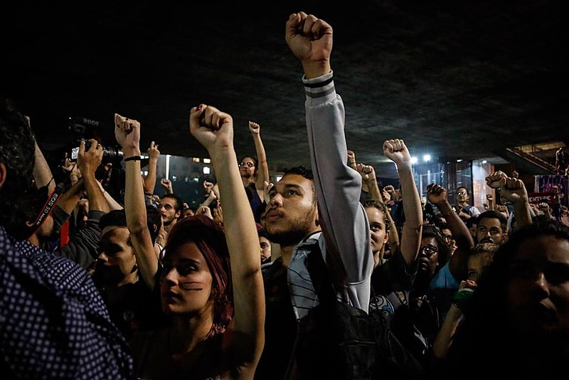 Manifestantes se reuniram em frente ao Masp, na Avenida Paulista, e prometeram oposição à extrema direita