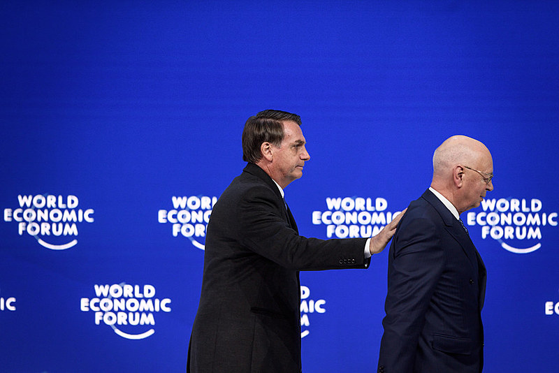 Bolsonaro deixa o palco acompanhado do presidente do Fórum Econômico Mundial, Klaus Schwab