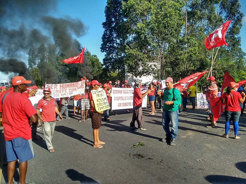 Um dos pontos de bloqueio feito pelo MST PE foi na BR-232, entre a Ceasa e a entrada de Moreno.