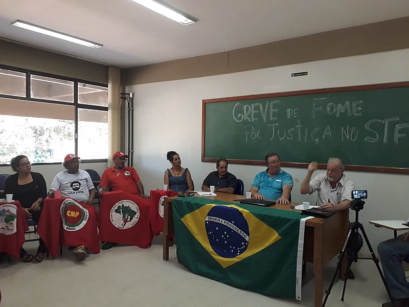 Seis grevistas concederam entrevista coletiva nesta segunda (30)