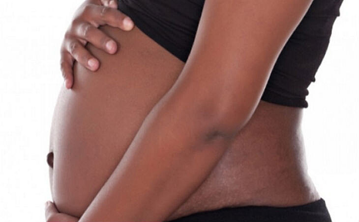 Mulheres pretas e pobres estão mais sujeitas a pré-natal inadequado, menos informação e peregrina mais para obter atendimento de maternidade