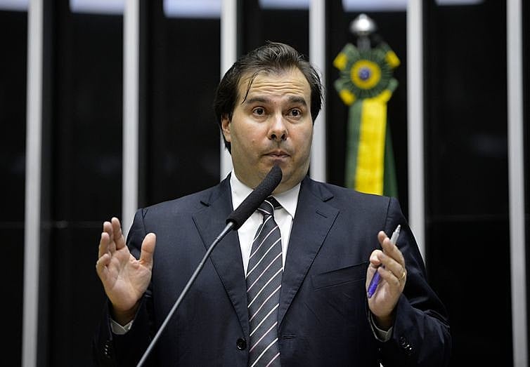 Com poucas possibilidades de aprovação, Comissão criada por Rodrigo Maia é vista como sinal ao STF