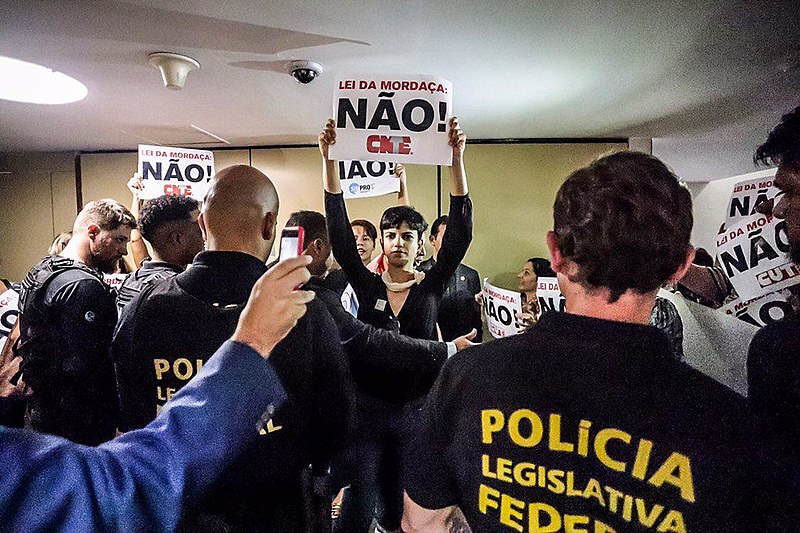 Professores que não conseguiram senha para acompanhar comissão do Escola sem Partido protestam do lado de fora
