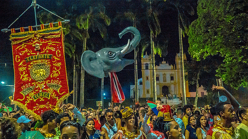 A Orquestra do Maestro Oséas, BCL Cordas e Retalhos e a BCL Flor da Lira conduzem o arrastão pelas ruas do Sítio Histórico de Olinda