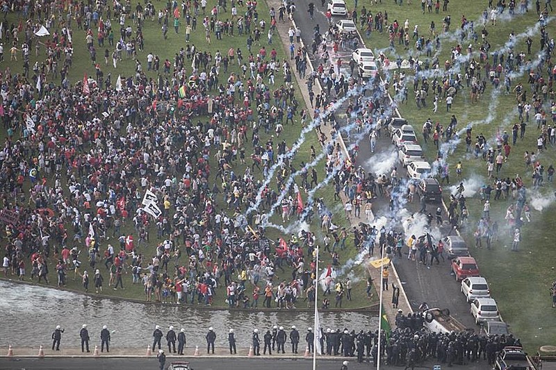 Momento em que a Polícia Militar passou a atacar o ato pacífico em frente ao Congresso Nacional