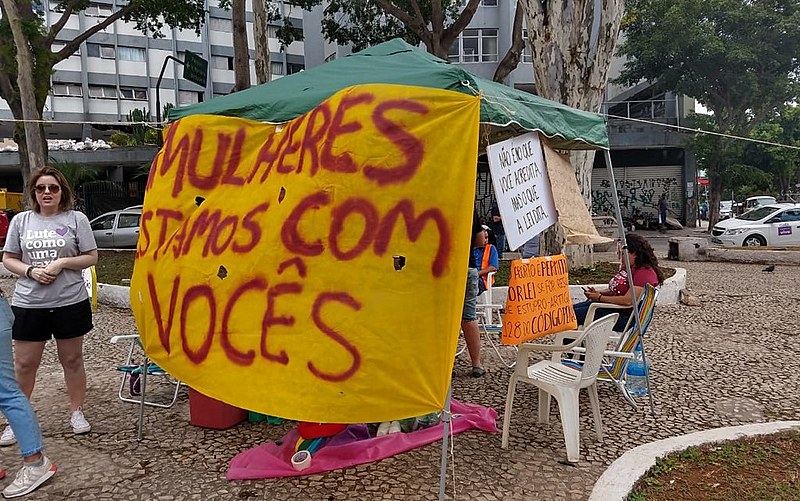 Tenda montada ,por moradores na praça para evitar que mulheres sejam constrangidas por grupo religioso
