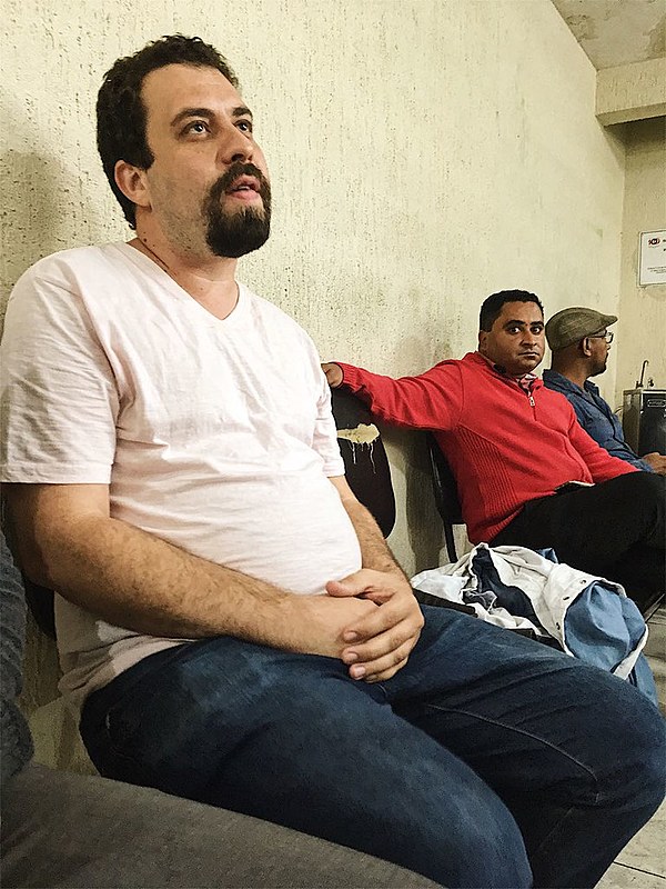 Boulos aguardando na recepção da delegacia para prestar depoimento