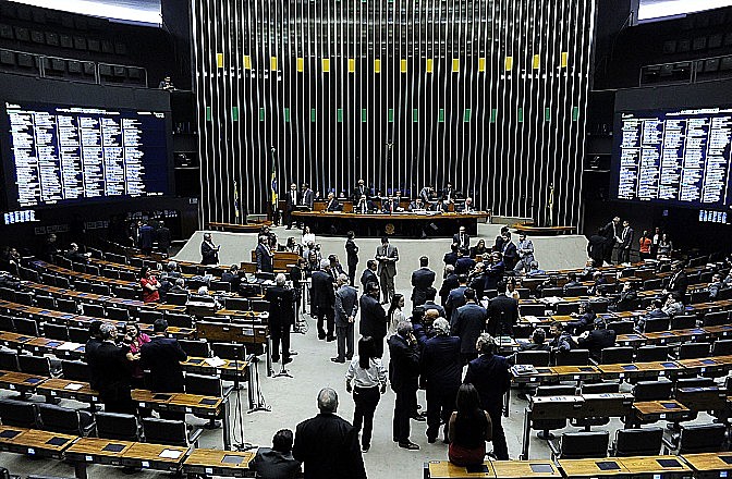 O projeto, que visava também criminalizar a prática de caixa 2, estava se transformando em uma anistia a quem incorreu na prática e gerou polêmica na câmara