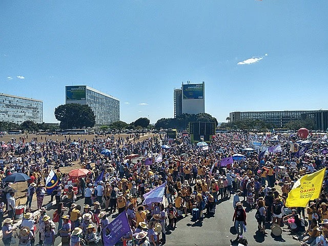 Cerca de cem mil mulheres do campo e da cidade saíram do Pavilhão do Parque da Cidade em direção à Esplanada dos Ministérios