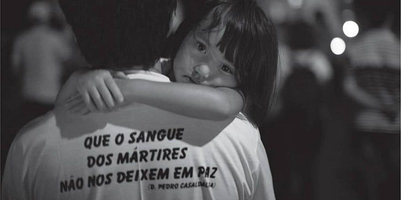 Tiradas em julho de 2011, as fotos de Guerrero são acompanhadas também por trechos de cartas, poemas e textos pastorais de autoria do bispo.