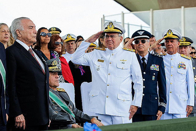 Generales de las Fuerzas Armadas saludan a Michel Temer durante conmemoración del Día del Ejército