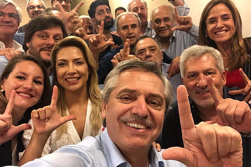 Alberto Fernández, eleito presidente da Argentina, e sua equipe de campanha fazem o gesto pedindo "Lula Livre"