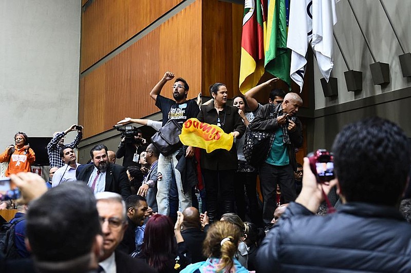 Na foto, manifestantes entram no plenário durante a sessão.