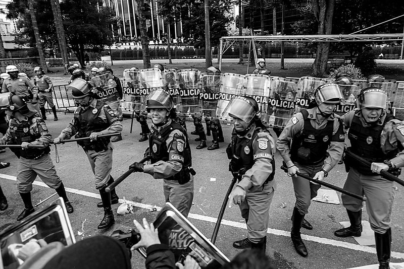 Repressão policial durante a greve dos professores e servidores estaduais do paraná, no dia 28 de abril de 2015