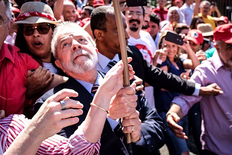 Lula foi recepcionado por uma multidão ao chegar no prédio da Justiça Federal para prestar depoimento.