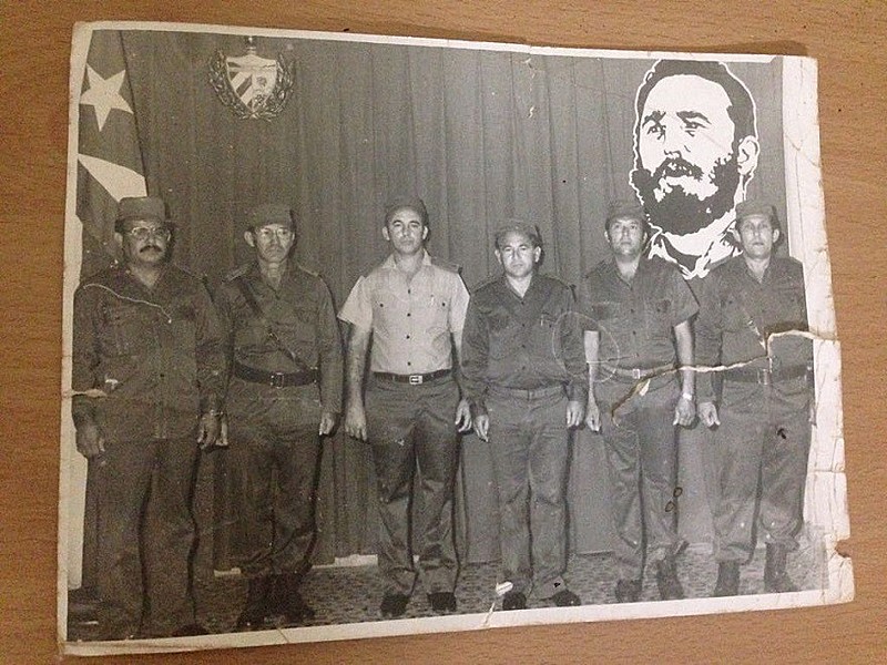 Zerquera, o primero da esq. para a dir., lutou com Fidel durante invasão da baía dos Porcos