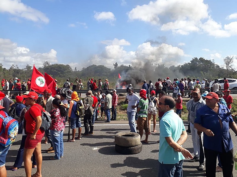 Em protesto contra reintegração de posse, as famílias interditaram as BRs 101 e 230, na altura do acampamento Arcanjo Belarmino.