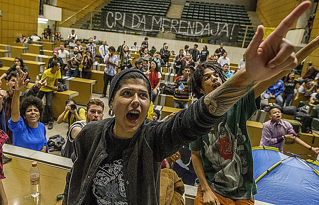 Estudiantes secundarios ocupan la Asamblea Legislativa para garantizar las investigaciones por los desvios de recursos