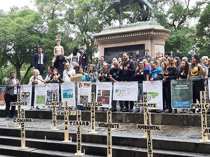Servidores realizaram protesto no centro do Rio contra o desmonte da política ambiental