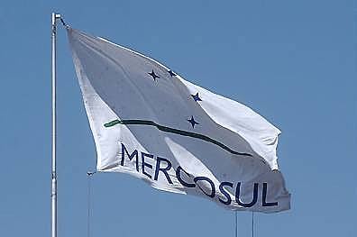 A medida responde ao fato de a Venezuela ter descumprido os compromissos assumidos no Protocolo de Adesão ao Mercosul, assinado em Caracas em 2006