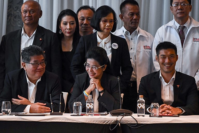 Líderes do Pheu Thai e do Partido do Novo Futuro durante coletiva de imprensa sobre a nova frente democrática tailandesa