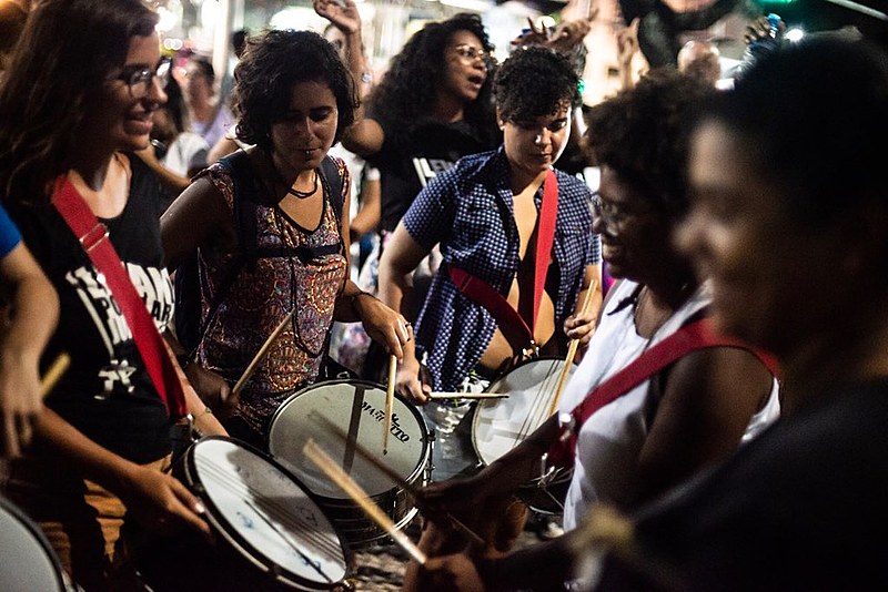 A Bienal é um espaço de resistência dos estudantes através da cultura popular brasileira.